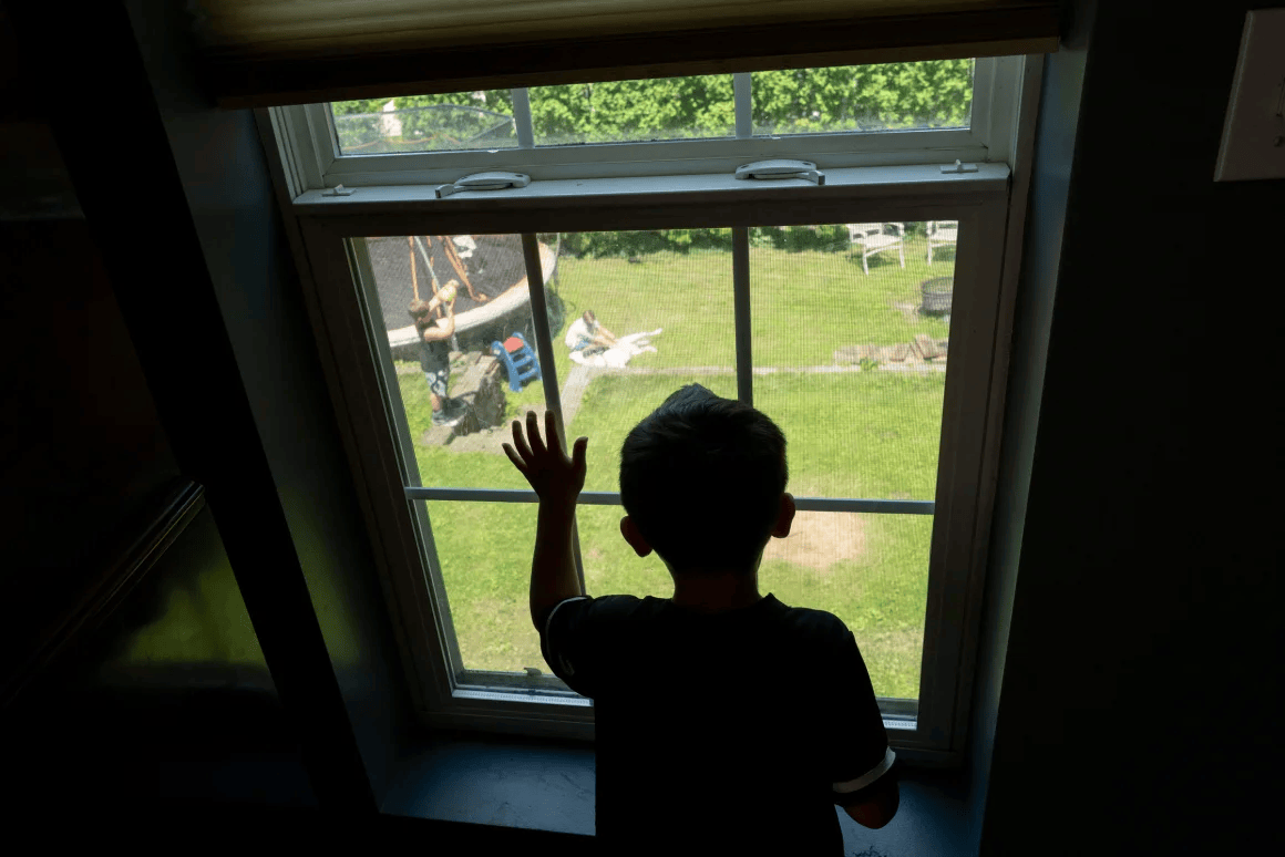 皇冠信用网代理出租_一家人自愿被驱逐出美国：“留在这里是一场赌博”