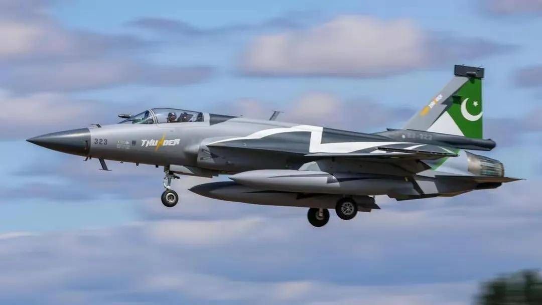 皇冠信用网代理_横跨6000千米!“枭龙”带胜利凯旋皇冠信用网代理,降落英国,“阵风”还不配上桌?