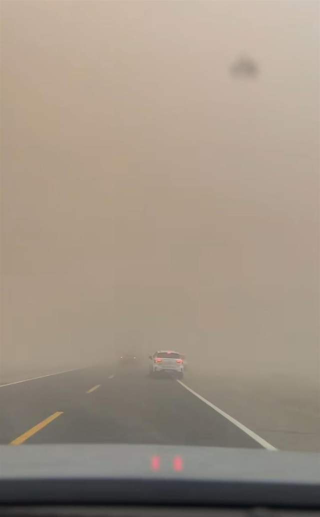 皇冠信用網在线申请
_沙尘暴突袭甘肃敦煌皇冠信用網在线申请
,游客:百米高沙墙扑向公路,像是走进了末日小说