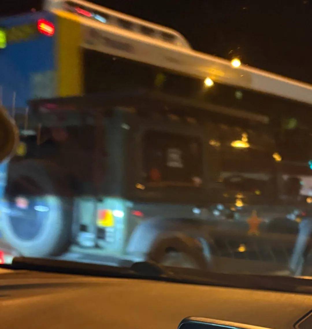 皇冠信用網登2代理_澳大利亚人抗议在车上贴中国八一军徽皇冠信用網登2代理！吓得还以为是中国来抓他的