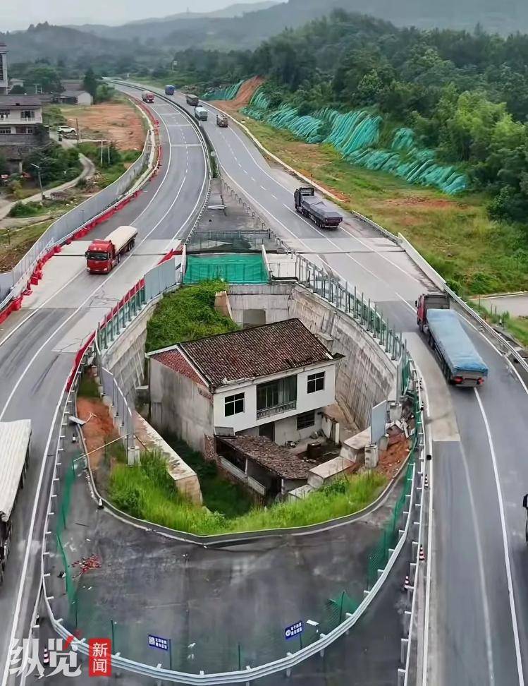 皇冠足球平台代理
_江西“金溪之眼”屋主一家人搬离皇冠足球平台代理
,曾被称当地“最强钉子户”