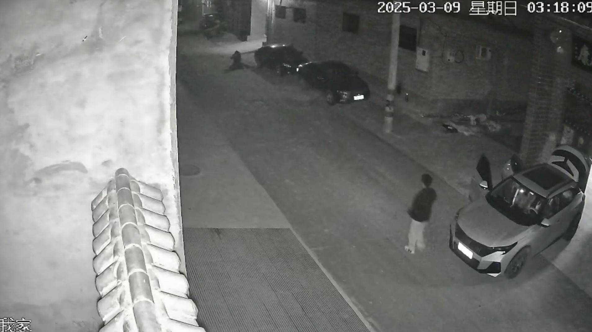 皇冠信用网在线开户_监控曝光！运城一男子因前女友拒复合持刀闯入家中皇冠信用网在线开户，女子哥哥在家门口遇害，案件将开庭