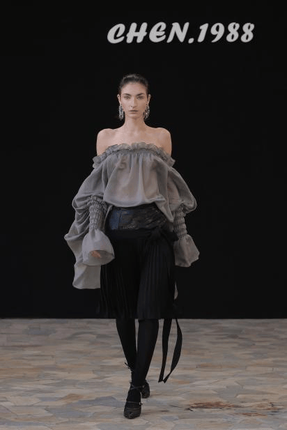 皇冠足球平台代理_江服陈龙CHEN.1988大秀米兰收官皇冠足球平台代理，“理想之秋”引国际共鸣