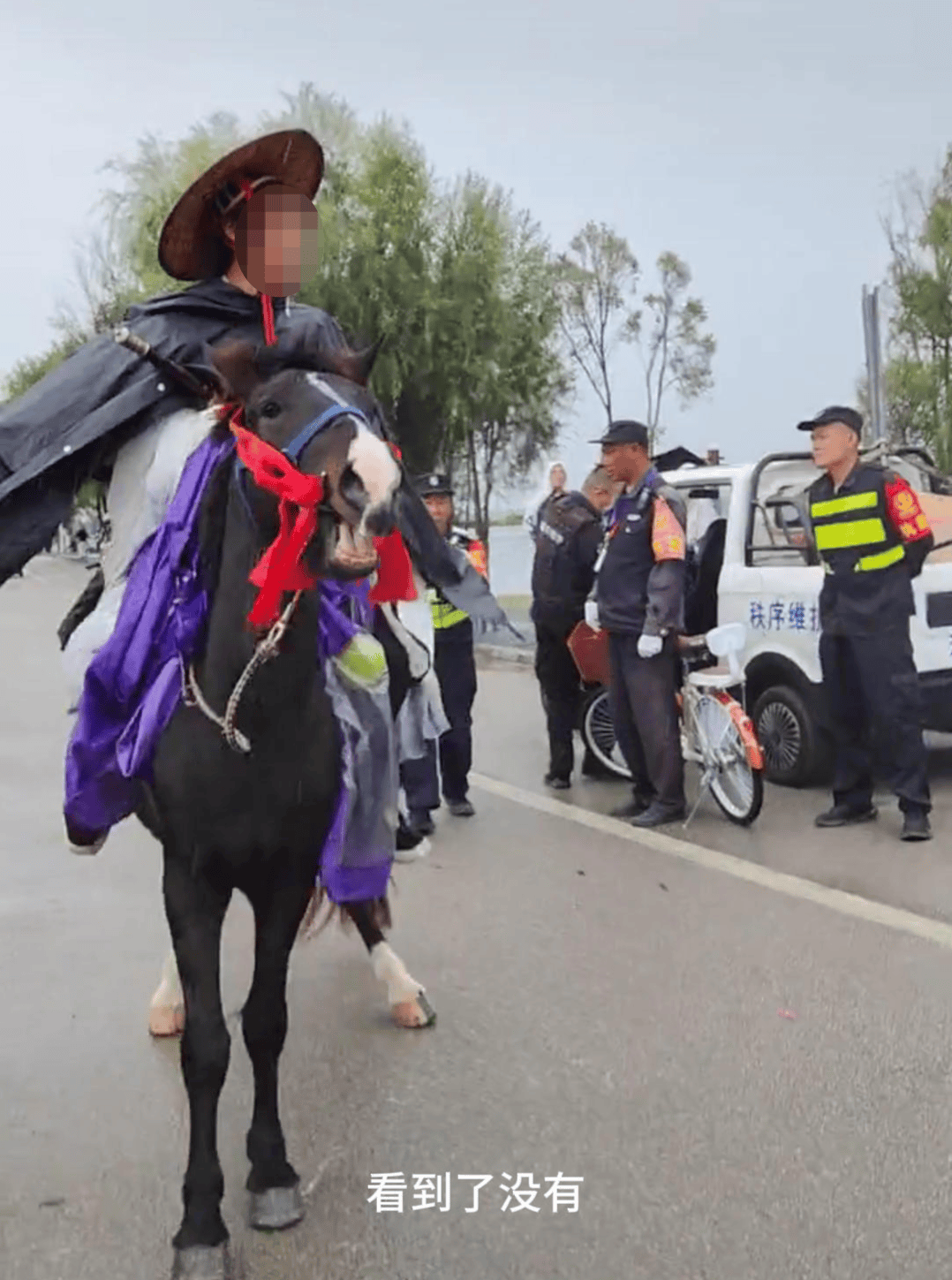 nba赛程表_男子骑马在大理洱海廊道与保安起冲突 当地政府：廊道禁止机动车和马匹入内