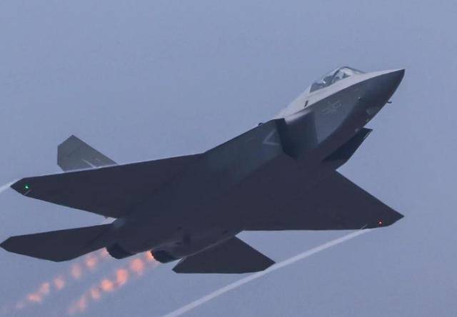 皇冠信用網代理申请_歼16单枪匹马皇冠信用網代理申请,击退两架F22?美媒承认:这2点比不过中国