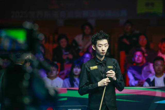 皇冠信用盘代理_吴宜泽10比6击败希金斯首夺排名赛冠军 成中国第十位排名赛冠军得主