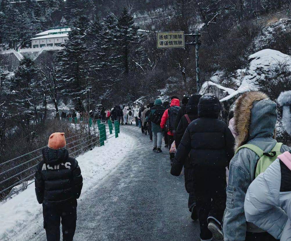 皇冠ag mos066 _数百名游客夜晚滞留太白山景区数小时皇冠ag mos066 ，气温低至零下十几度，当地：山上突然降雪道路结冰，目前所有游客都已乘摆渡车下山