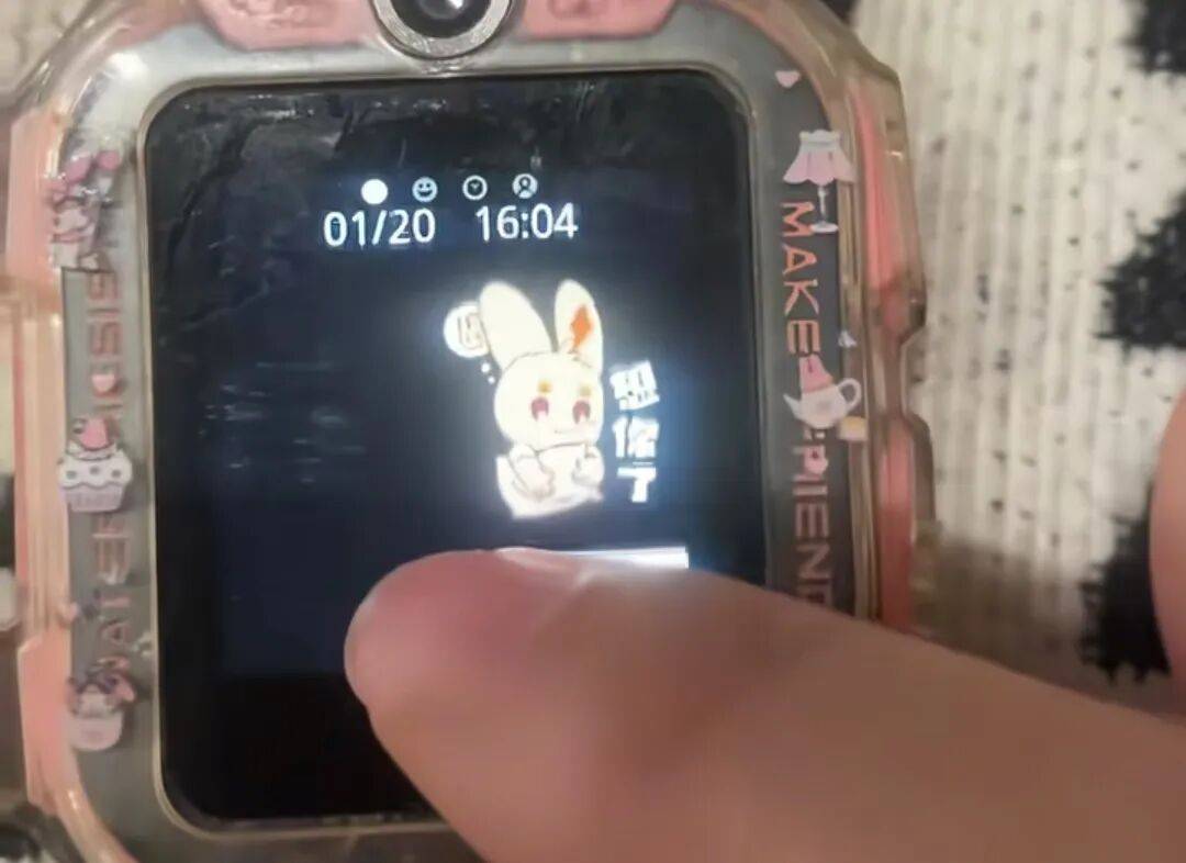 皇冠b盘
_母亲打开女儿电话手表皇冠b盘
,无意间发现她给去世外公发了整整两年信息