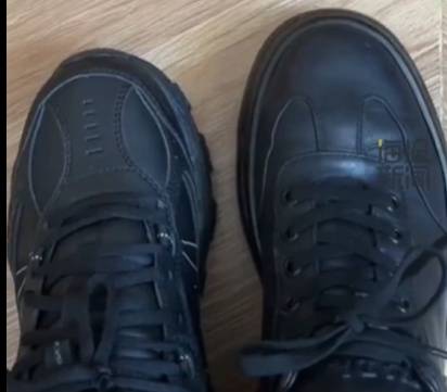 皇冠信用网注册开通_男子坐卧铺时鞋被穿错皇冠信用网注册开通,斯凯奇变Prada,网友:“没想到第一次穿PRADA是以这种方式”