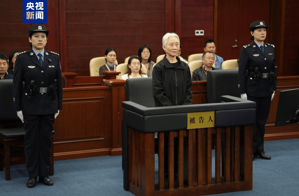 皇冠信用网出租代理_受贿超1.17亿元 正部级李微微一审获刑无期 曾任中学老师 被指大搞“全家腐”