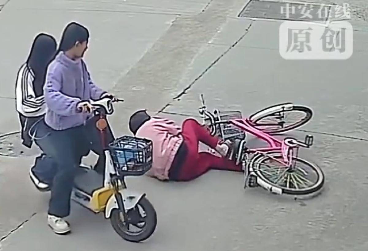 皇冠信用盘代理
_2名初中女生扶摔倒女子遭索赔22万皇冠信用盘代理
,女子称受惊吓摔倒,交警认定两名初中生次责